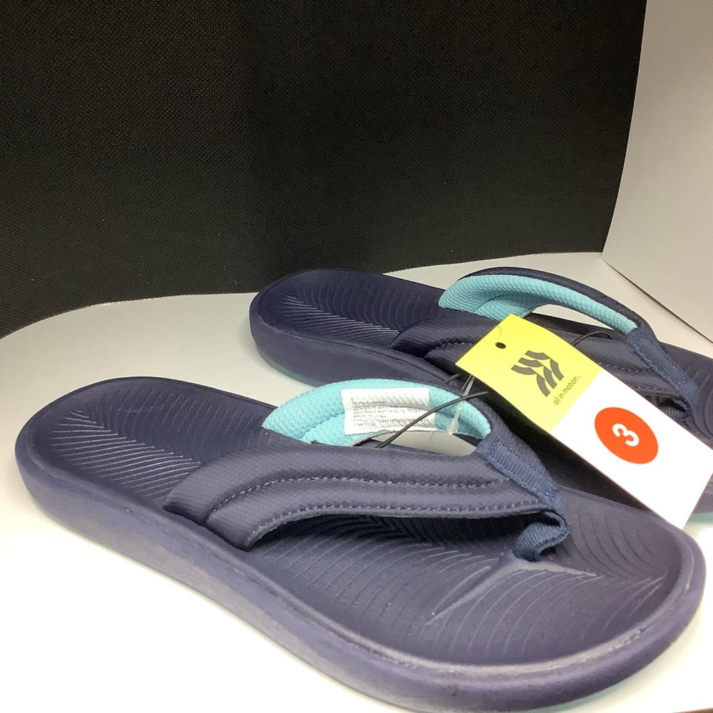 Boys size 3 NWT flip flops - Picture 2 of 2